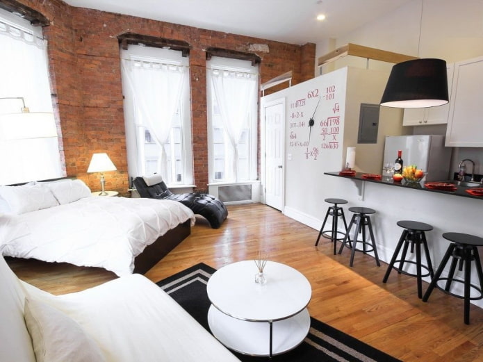 interieur van een studio-appartement met drie ramen