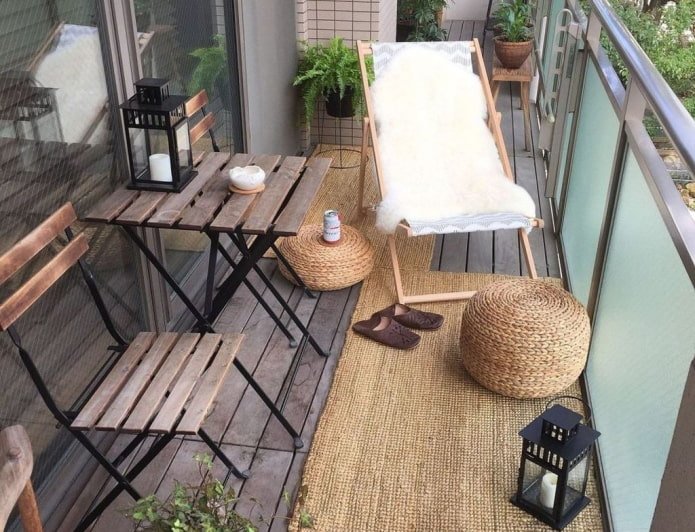 ligstoel op het balkon