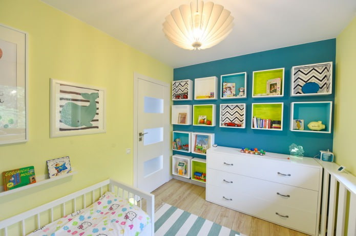 originele kleine planken langs de hele muur in de kinderkamer