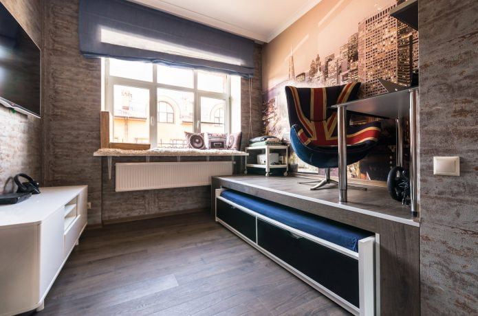 kleine kinderkamer met een uitschuifbaar bed op een podium