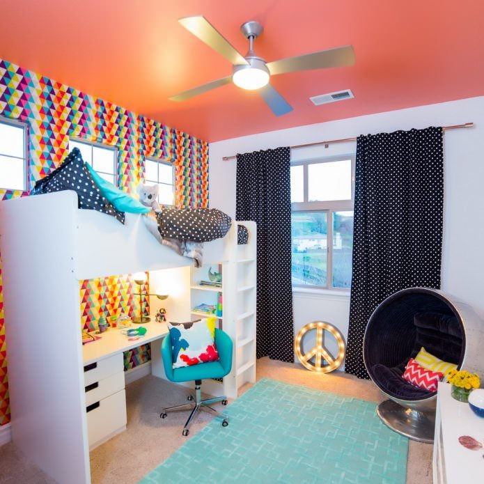 ontwerp van een kinderkamer met een bed op de tweede verdieping en een tafel op de eerste