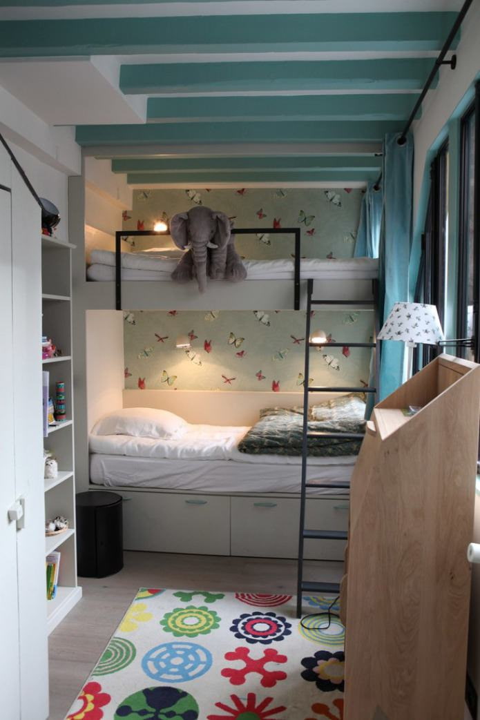 een kinderkamer voor twee kinderen met een stapelbed