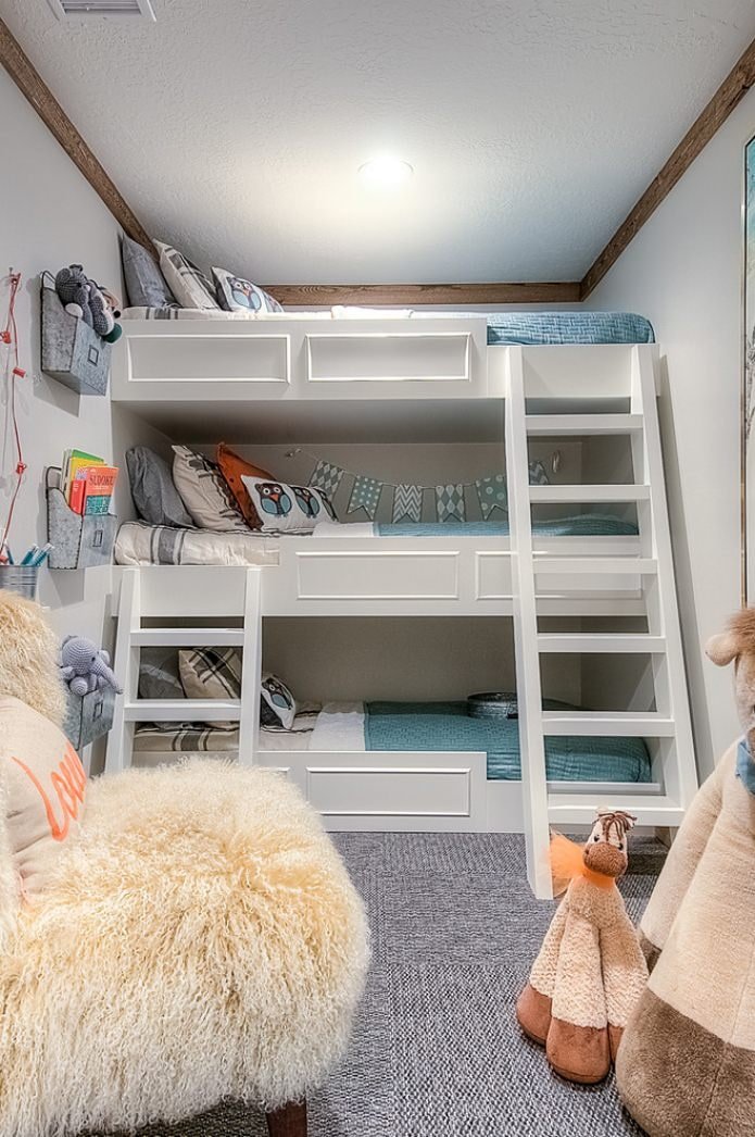 kinderkamer met een bed met drie lagen