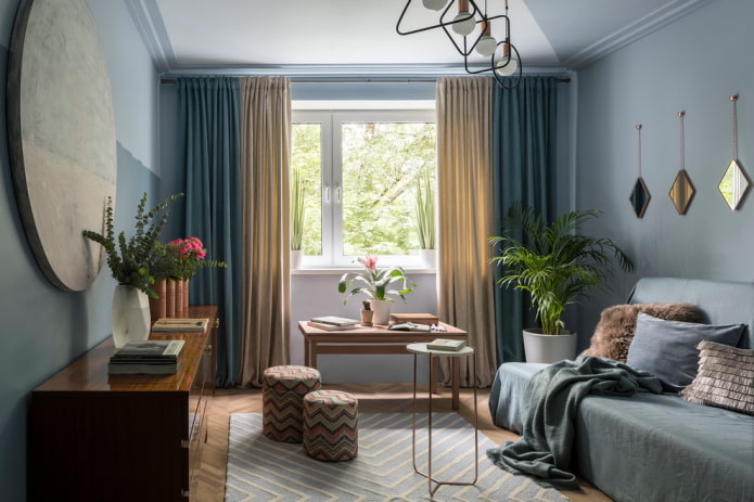 decoratie en textiel in het interieur van een kleine woonkamer