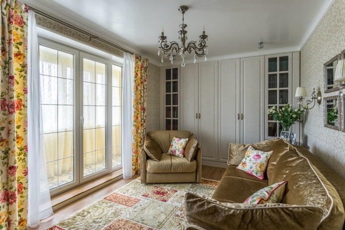 decoratie en textiel in het interieur van een kleine woonkamer