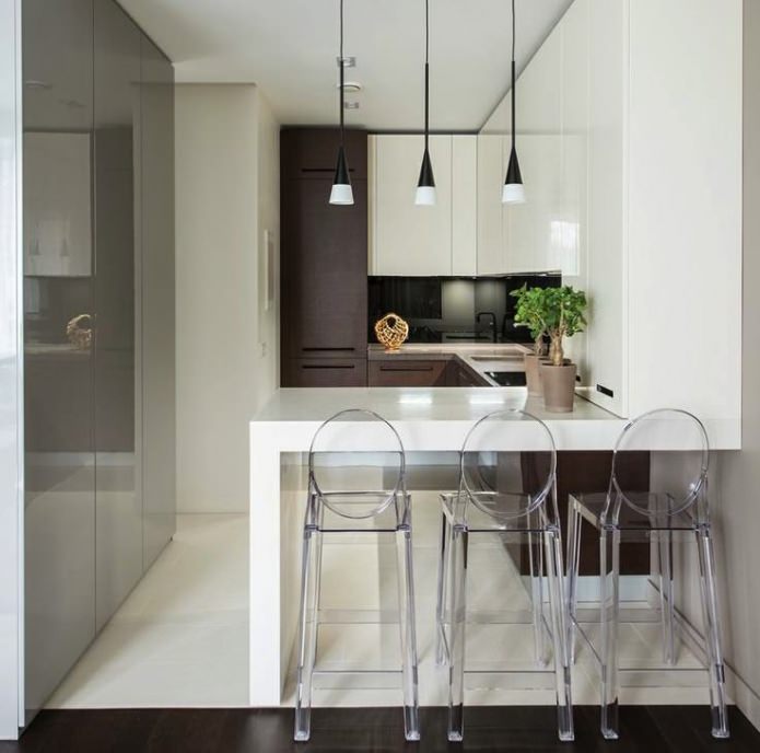 interieur van een kleine keuken met een bar
