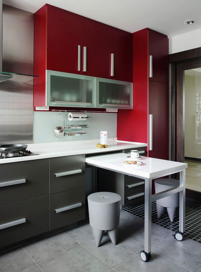 interieur van een kleine keuken met bar