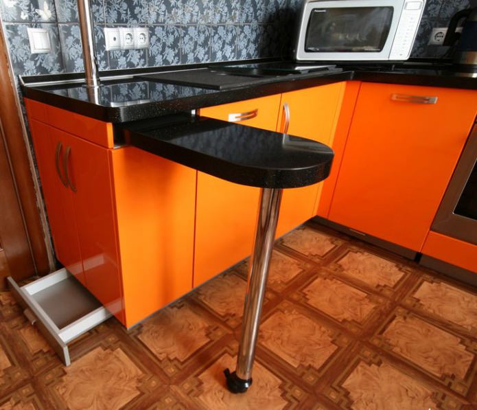 uittrekbare bar in een kleine keuken