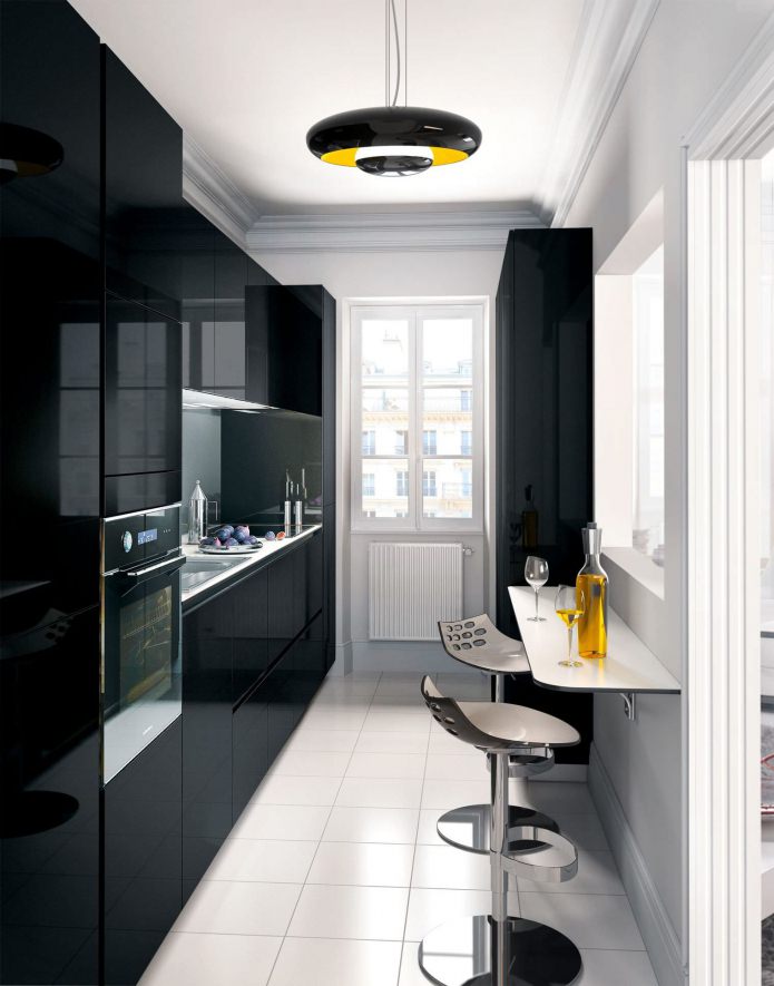 interieur van een kleine keuken met bar