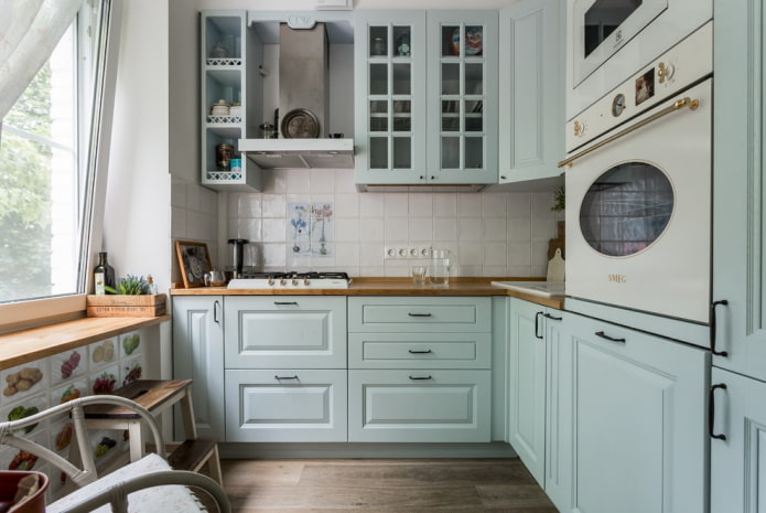 opstelling van apparaten in het interieur van een kleine keuken