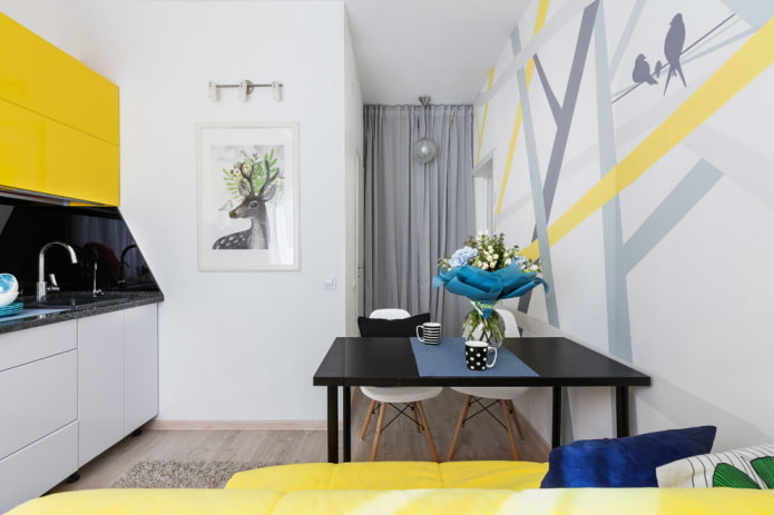 decoratie en textiel in het interieur van een kleine keuken