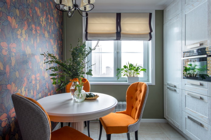 decoratie en textiel in het interieur van een kleine keuken