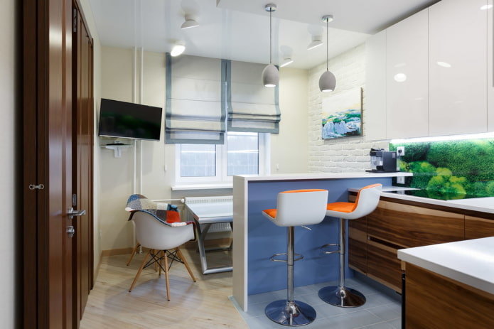 meubelopstelling in het interieur van een kleine keuken