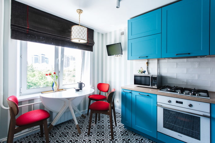 opstelling van meubels in het interieur van een kleine keuken