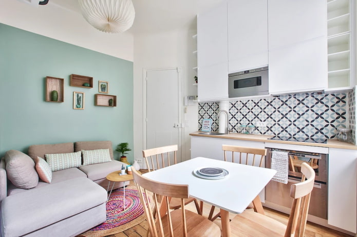meubelopstelling in het interieur van een kleine keuken