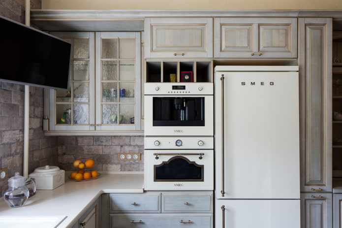 opstelling van apparaten in het interieur van een kleine keuken