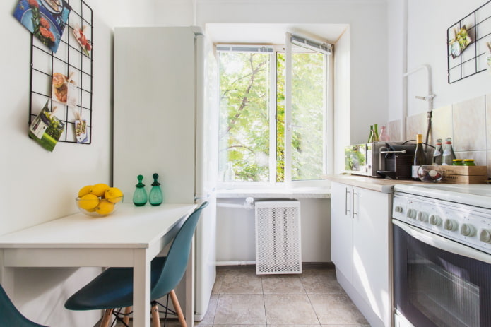 opstelling van apparaten in het interieur van een kleine keuken