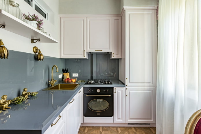 opstelling van apparaten in het interieur van een kleine keuken