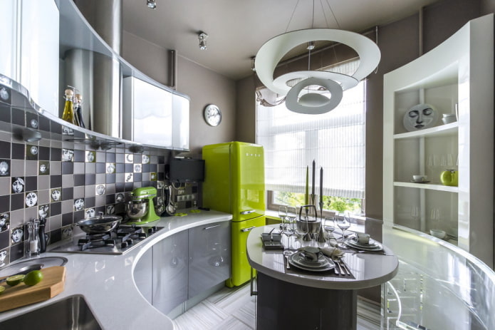 opstelling van apparaten in het interieur van een kleine keuken
