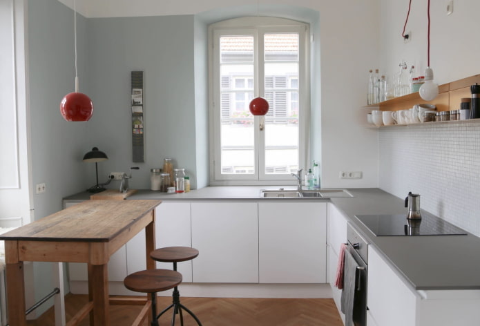 meubelopstelling in het interieur van een kleine keuken