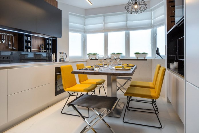 mosterdkleurige stoelen