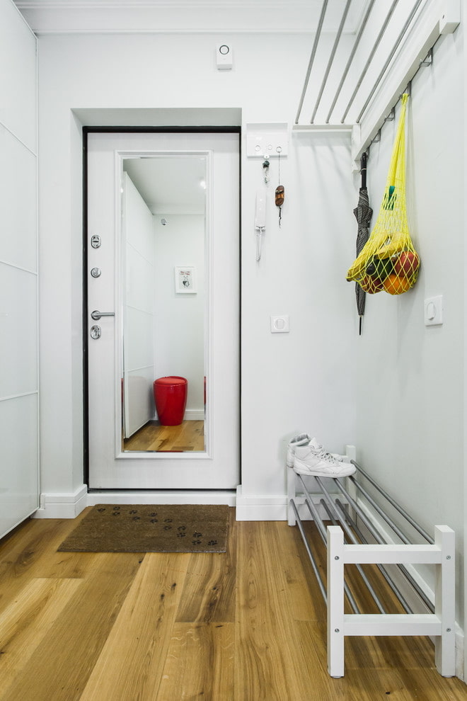 afwerking in het interieur van een kleine gang