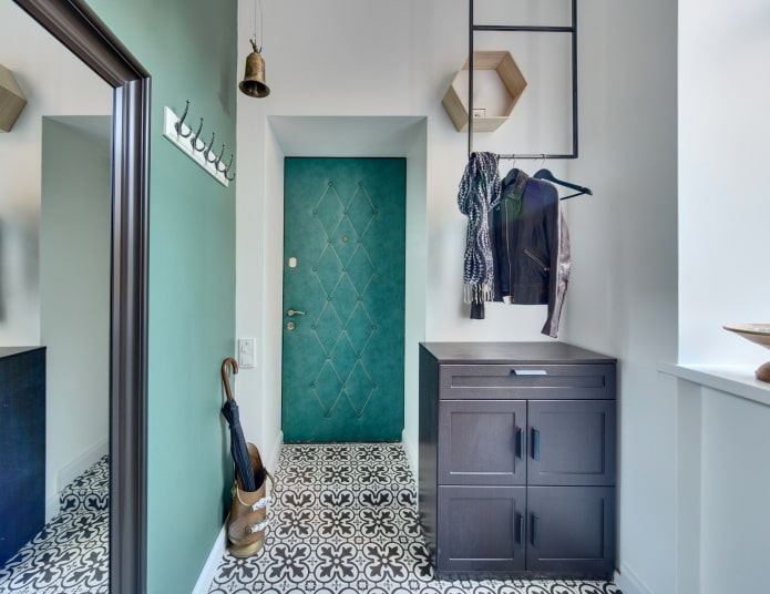 meubels in het interieur van een kleine gang
