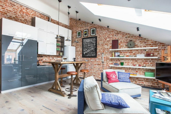 klein zolderappartement met een bakstenen muur