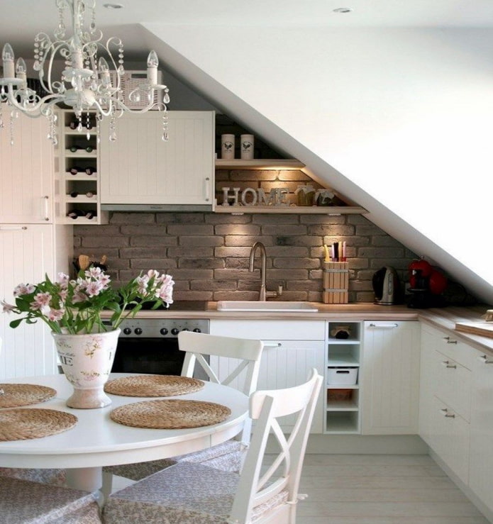 keuken met planken op zolder