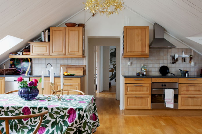 keuken onder het dak van het huis