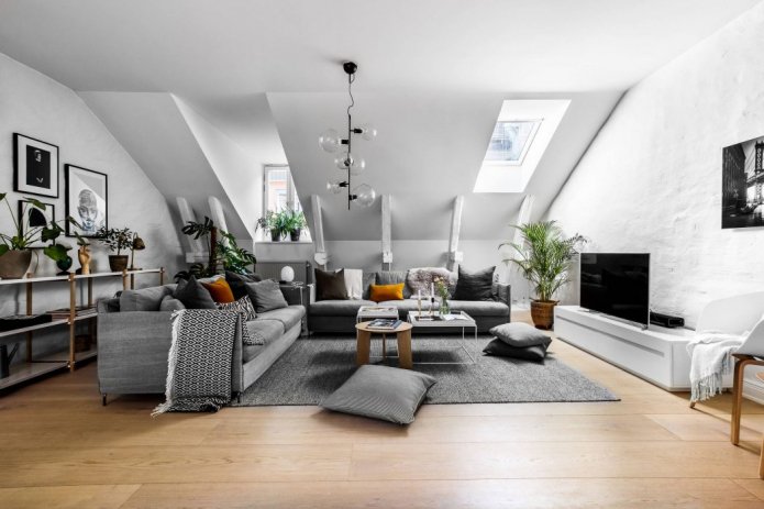 Stijlvolle woonkamer met een schuin wit plafond