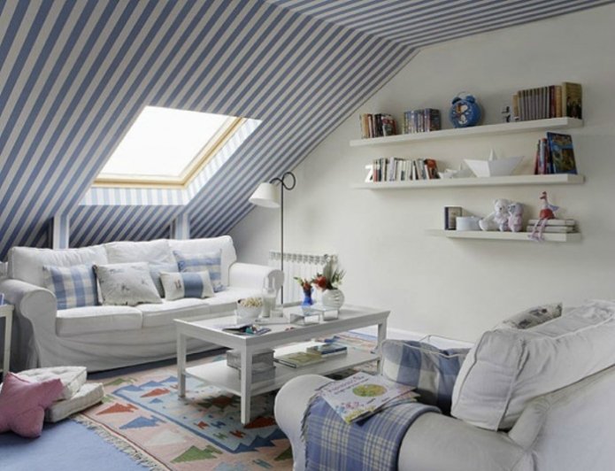Witte en blauwe woonkamer op zolder
