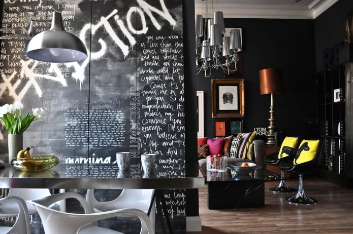 behang met inscripties in het interieur van de woonkamer