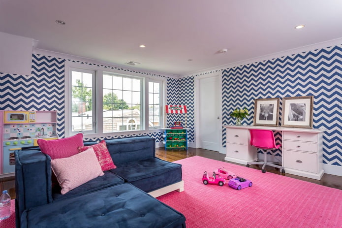 zigzag printbehang in het interieur van een kinderkamer
