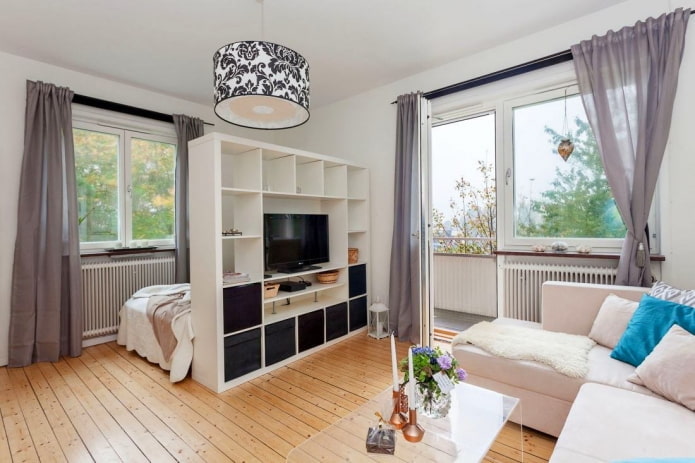 nis afgescheiden door een plankenkast in het interieur