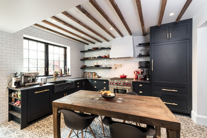 keukeninterieur met zwarte meubels