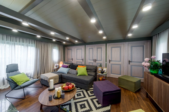 Spots gemonteerd in de balken aan het plafond
