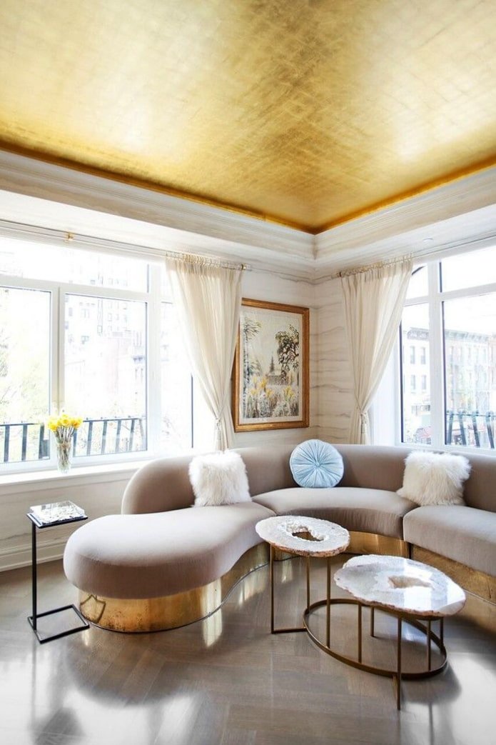 gouden plafond in het interieur