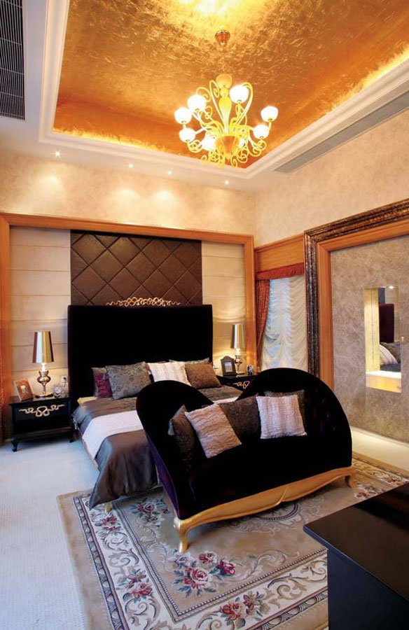 gouden plafond in het interieur