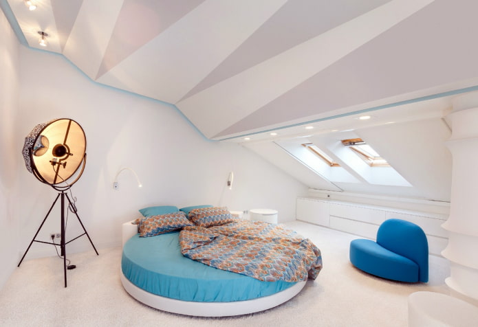 schuin plafondontwerp in het interieur