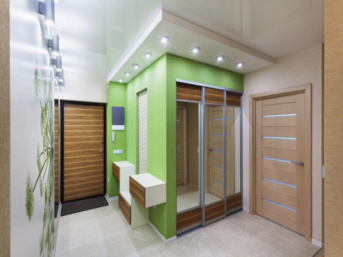 een plafond in de vorm van de letter G in het interieur