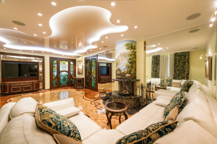 plafond met achtergrondverlichting in de woonkamer