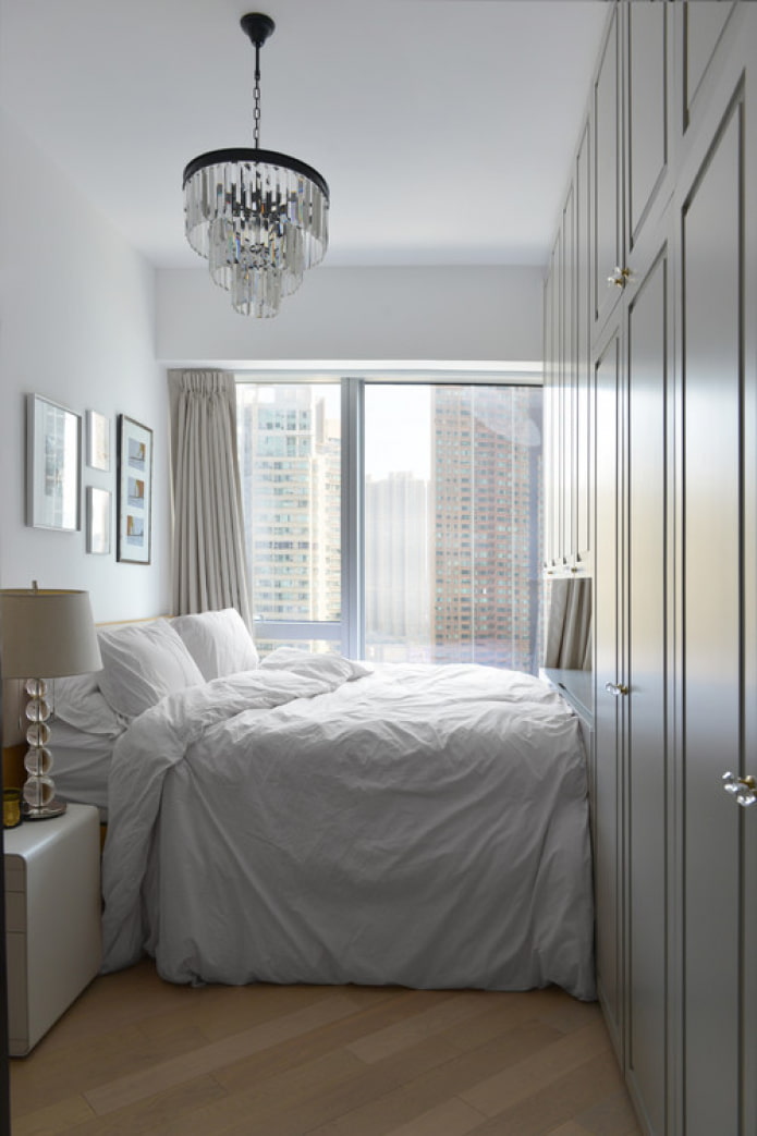 bed over de gehele lengte van de slaapkamer