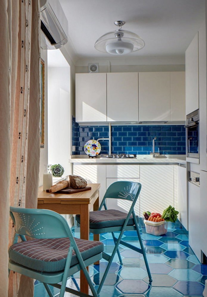 keuken met een kleine tafel