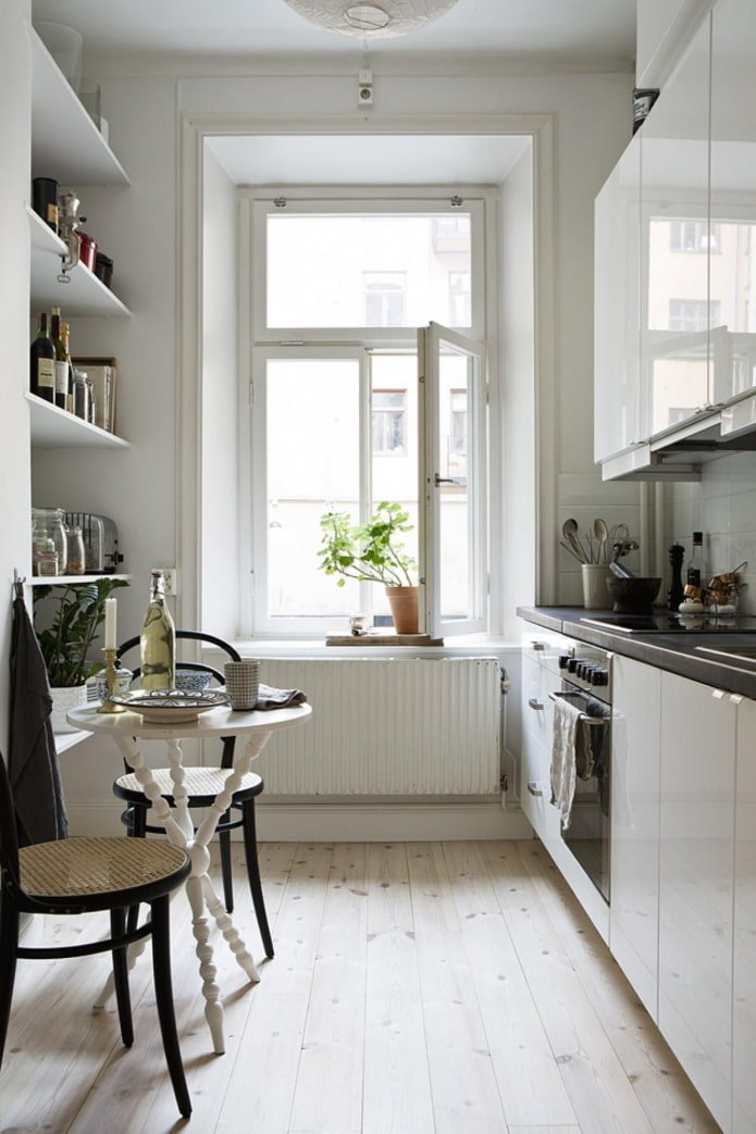 smalle keuken met planken