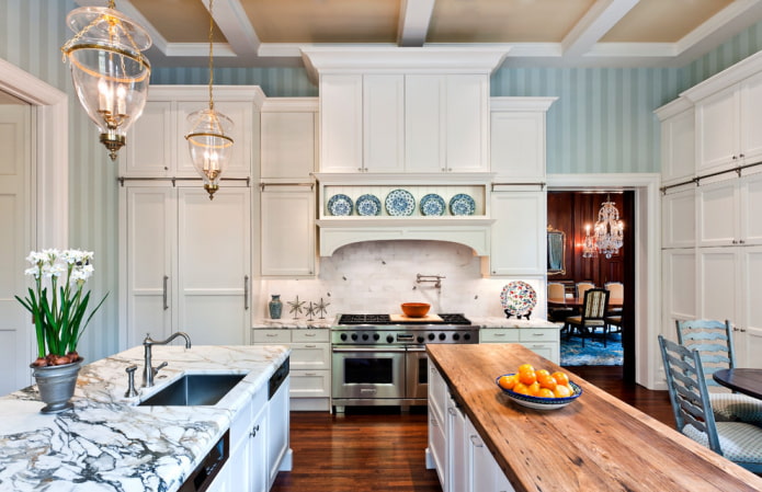 blauw gestreept behang in de keuken