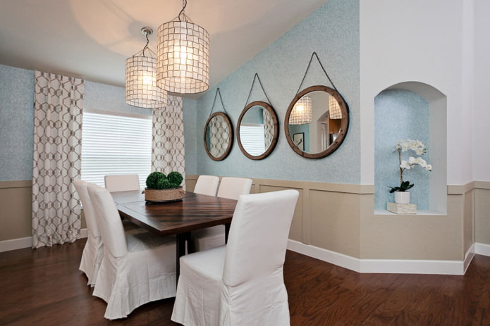 beige gordijnen met blauw behang