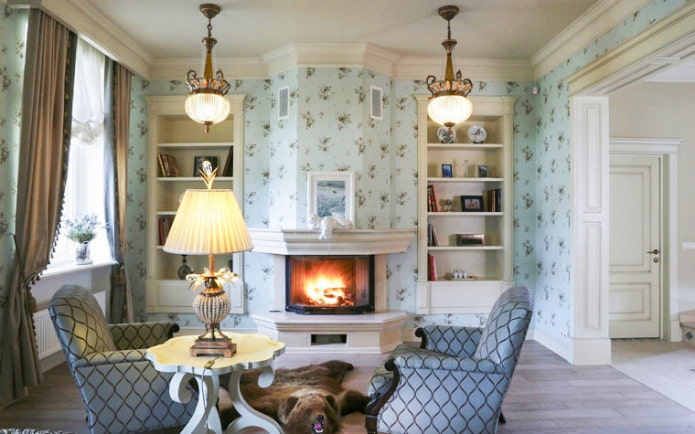 klassiek Engels interieur met blauw behang in een kleine bloem patroon