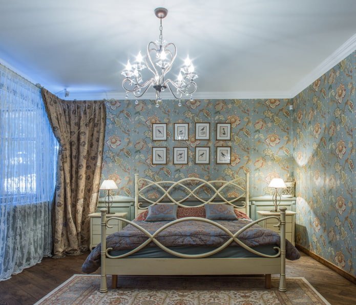 Blauw en bruin behang in de slaapkamer