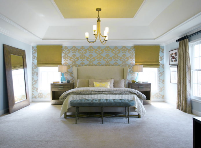 Geel en blauw behang in de slaapkamer